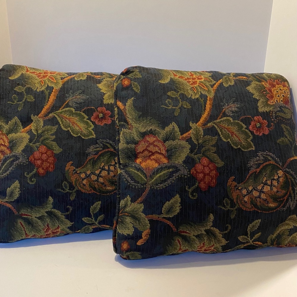 Two Unbranded Tapestry Throw Pillows Unisex Multicolor Excellent Floral Set